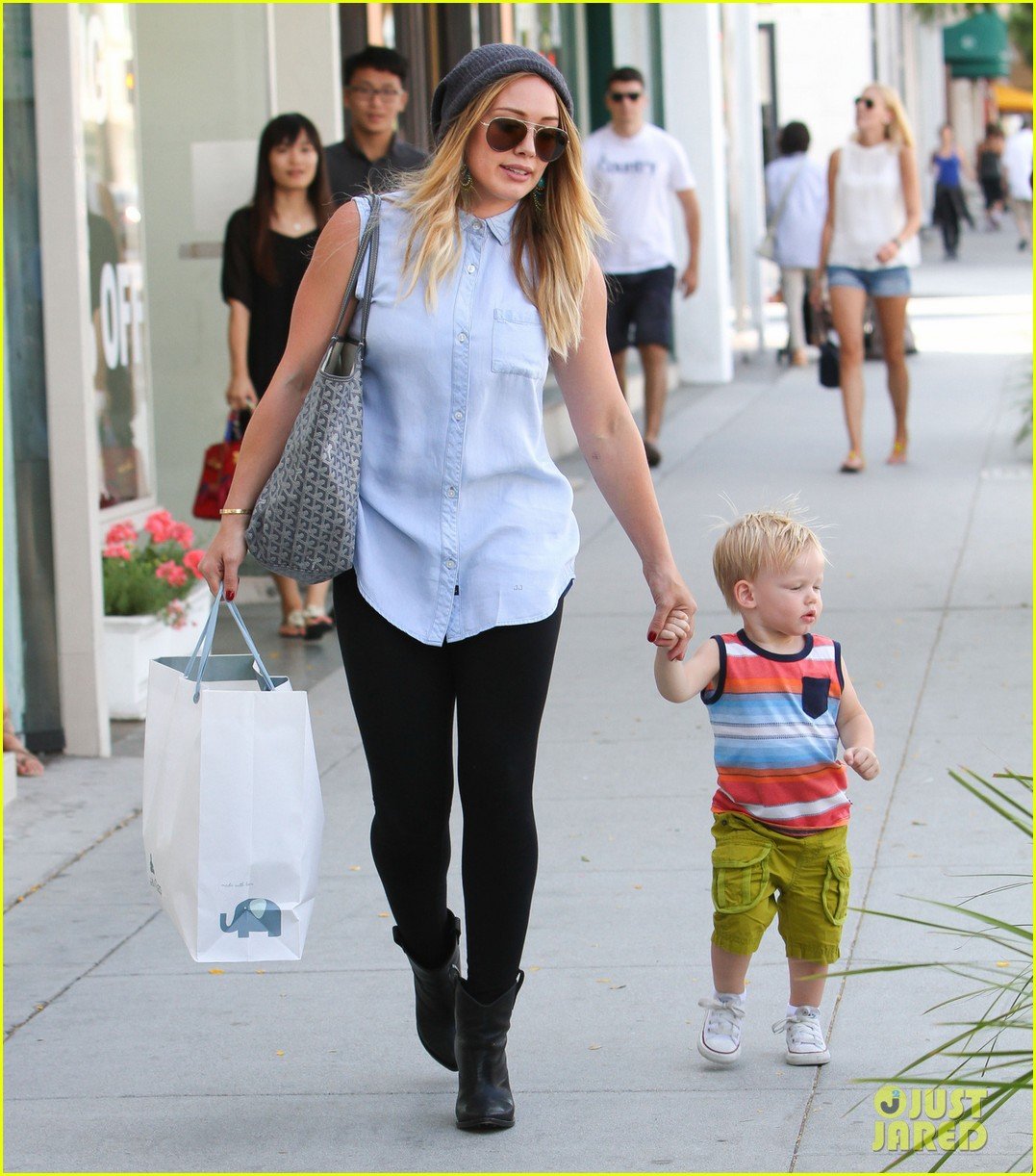 hilary duff mike comrie park day with luca 052939408