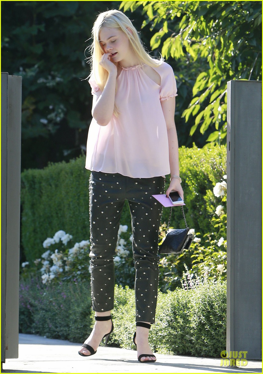elle fanning visits friends on the weekend 052927539