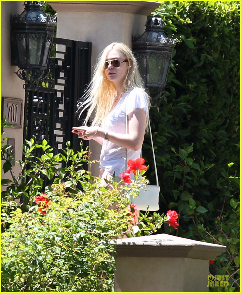 elle fanning visits friends on the weekend 19