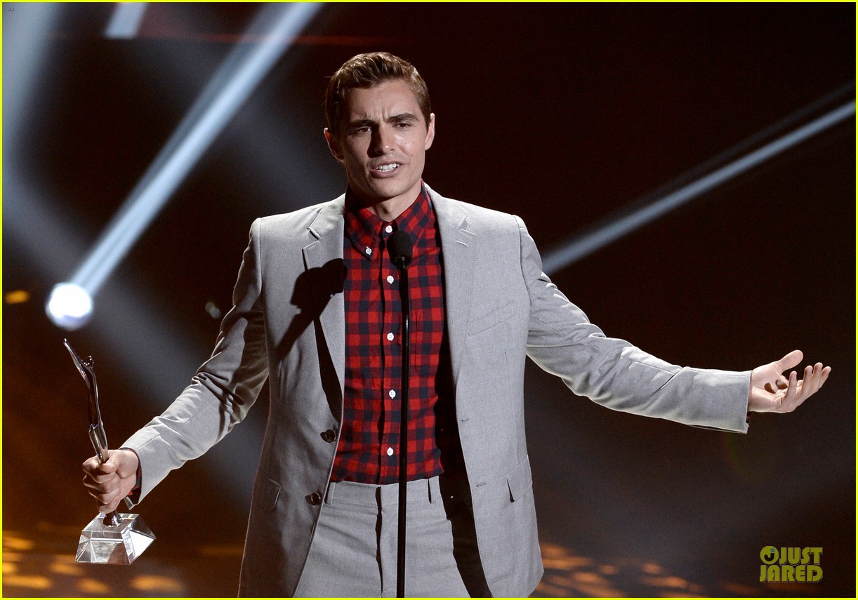 dave franco honored by christopher mintz plasse at young hollywood awards 04