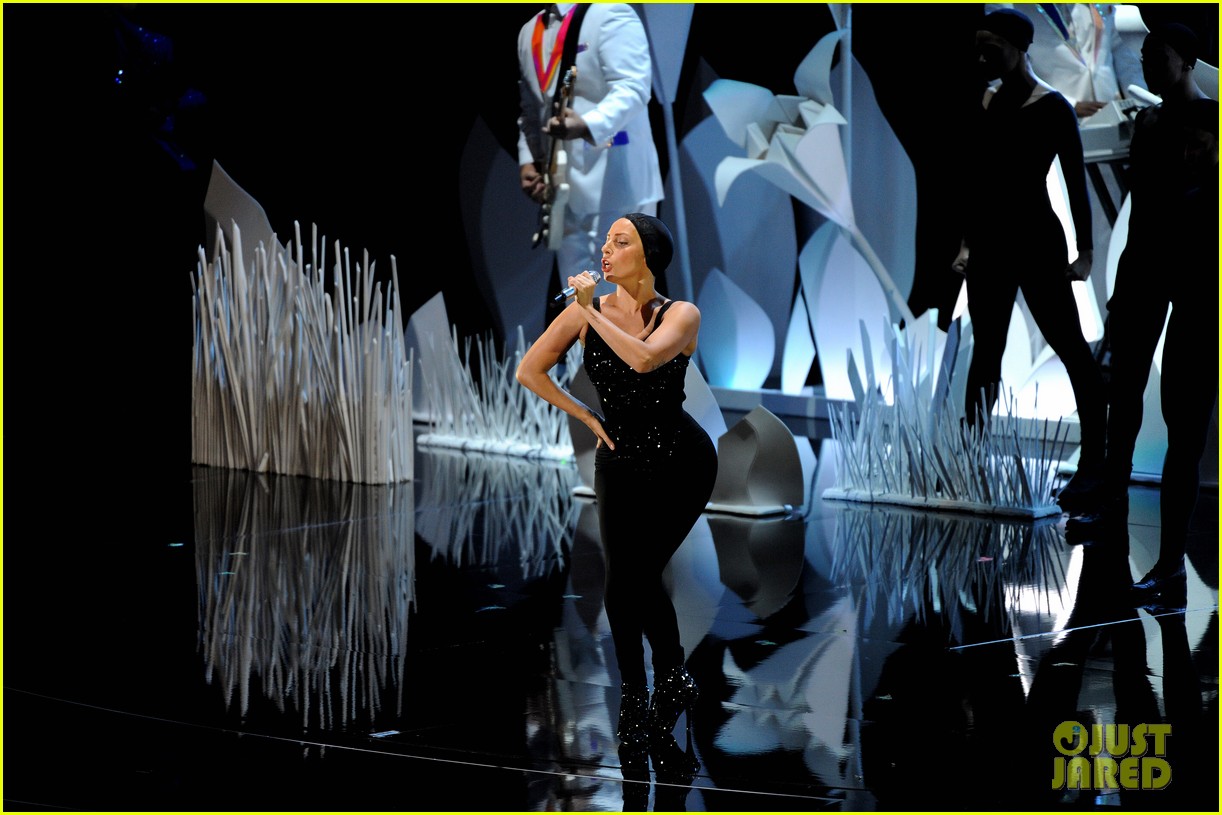 lady gaga vmas 2013 performance of applause watch now 10