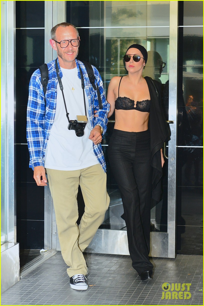 lady gaga wears bra at rehearsal with terry richardson 01