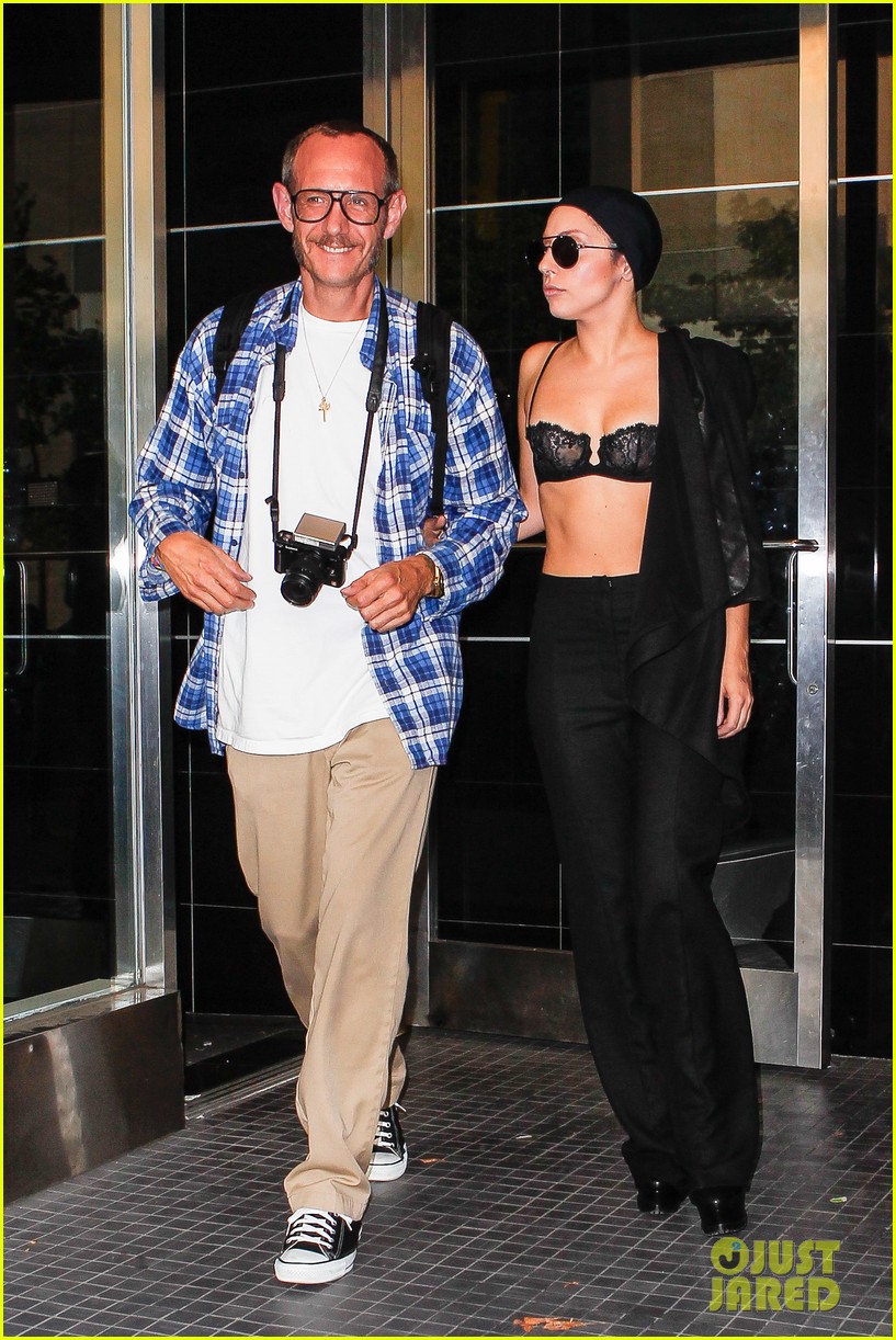 lady gaga wears bra at rehearsal with terry richardson 092936964