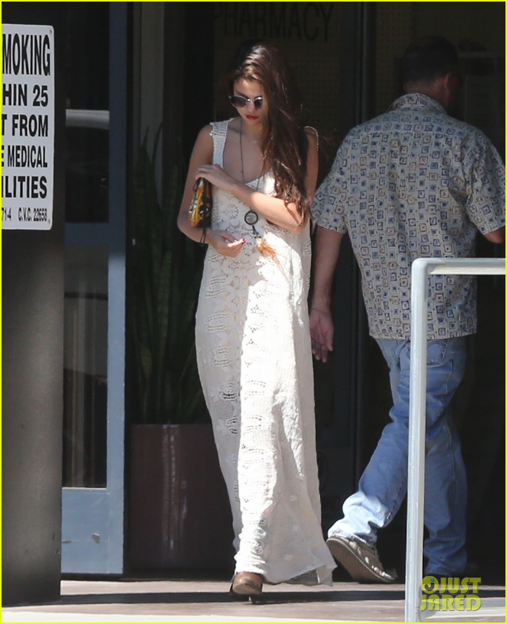 selena gomez stops by the doctor for a quick check up 06