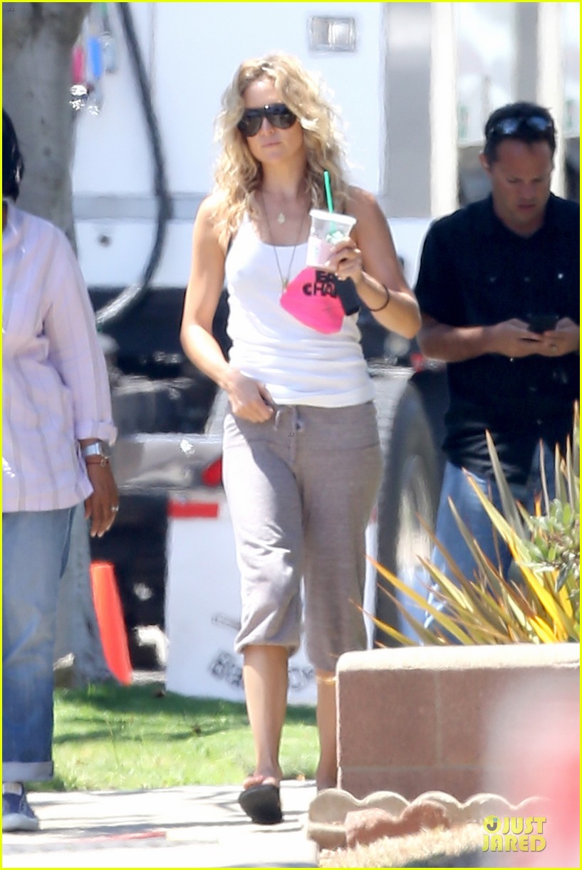 kate hudson wears two outfits on wish i was here set 102931797