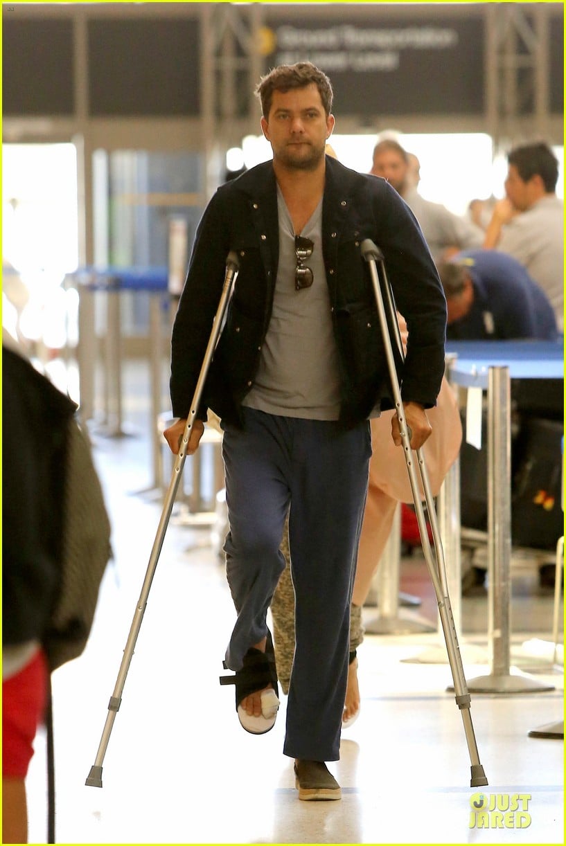 joshua jackson cruches to lax airport with diane kruger 112933550