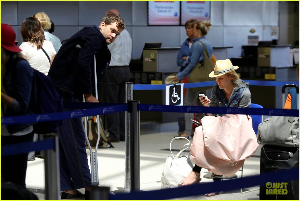 joshua jackson cruches to lax airport with diane kruger 172933556