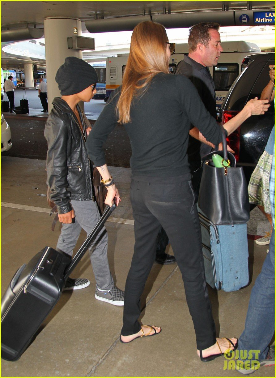 angelina jolie lands in los angeles with maddox 21