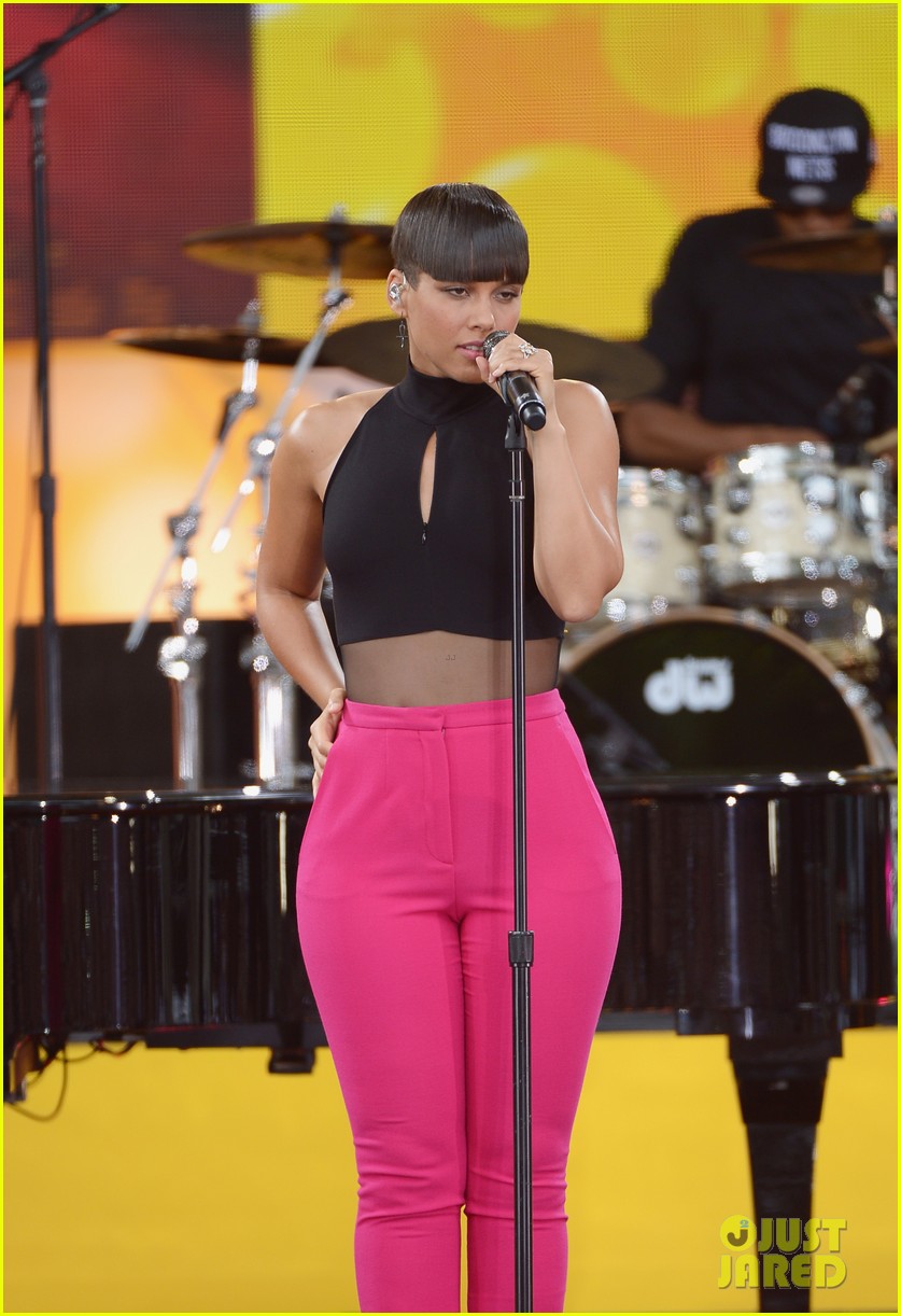 alicia keys performs for good morning americas concert series 01
