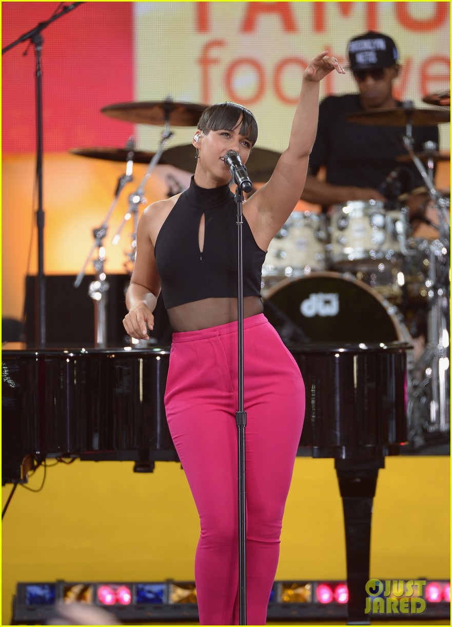 alicia keys performs for good morning americas concert series 09