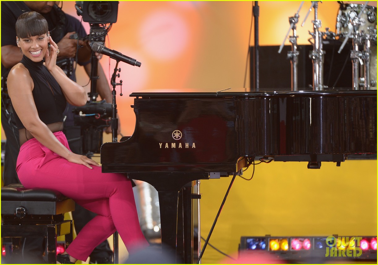 alicia keys performs for good morning americas concert series 14
