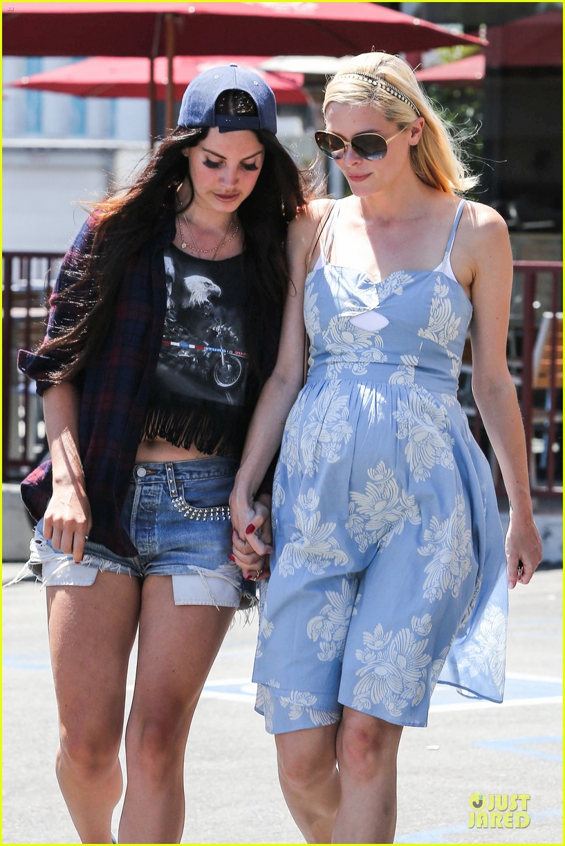 lana del rey jaimie king hold hands at coffee bean 12