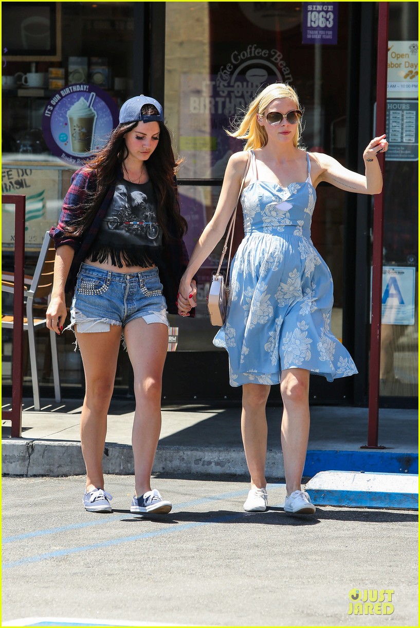 lana del rey jaimie king hold hands at coffee bean 142936946