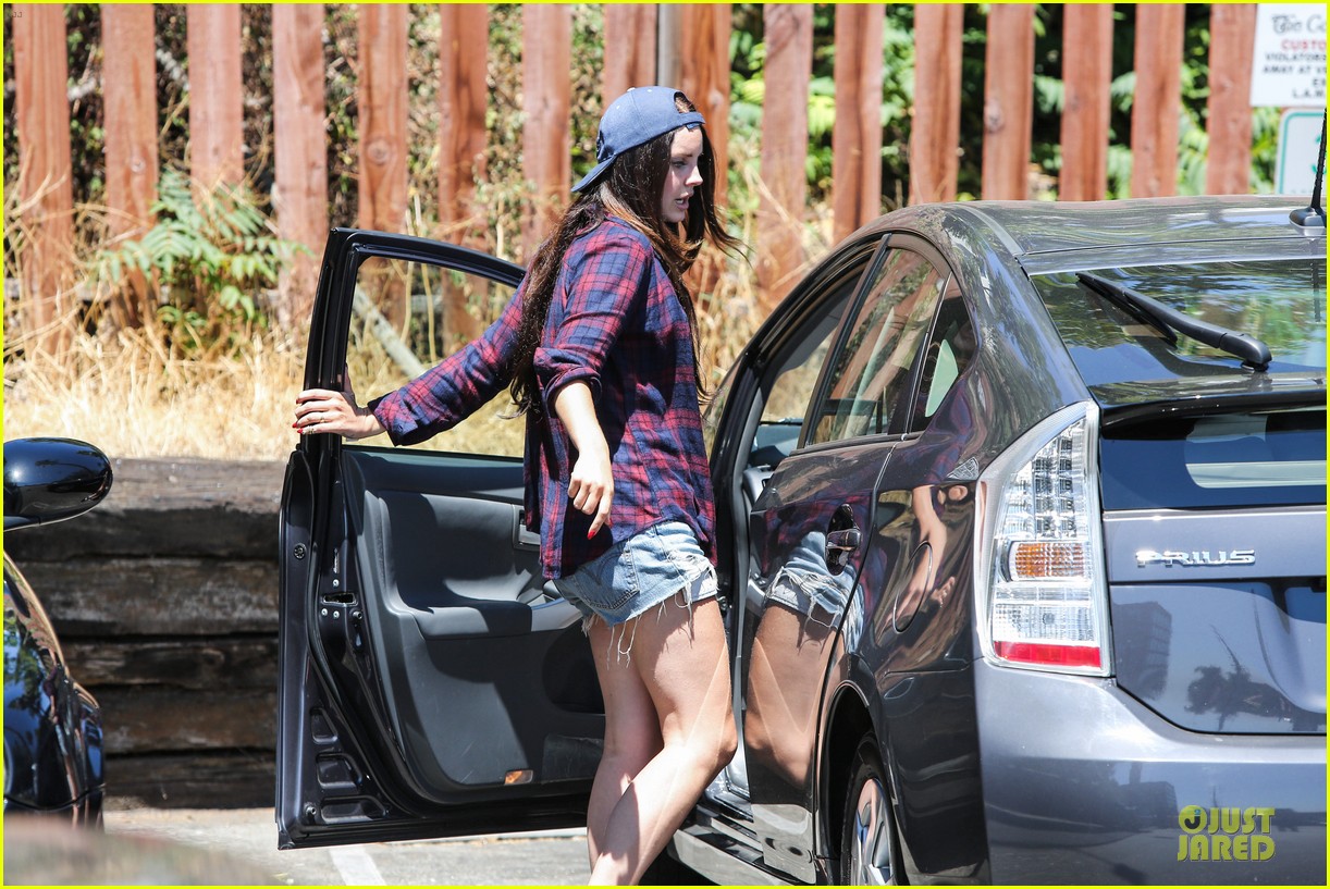 lana del rey jaimie king hold hands at coffee bean 15