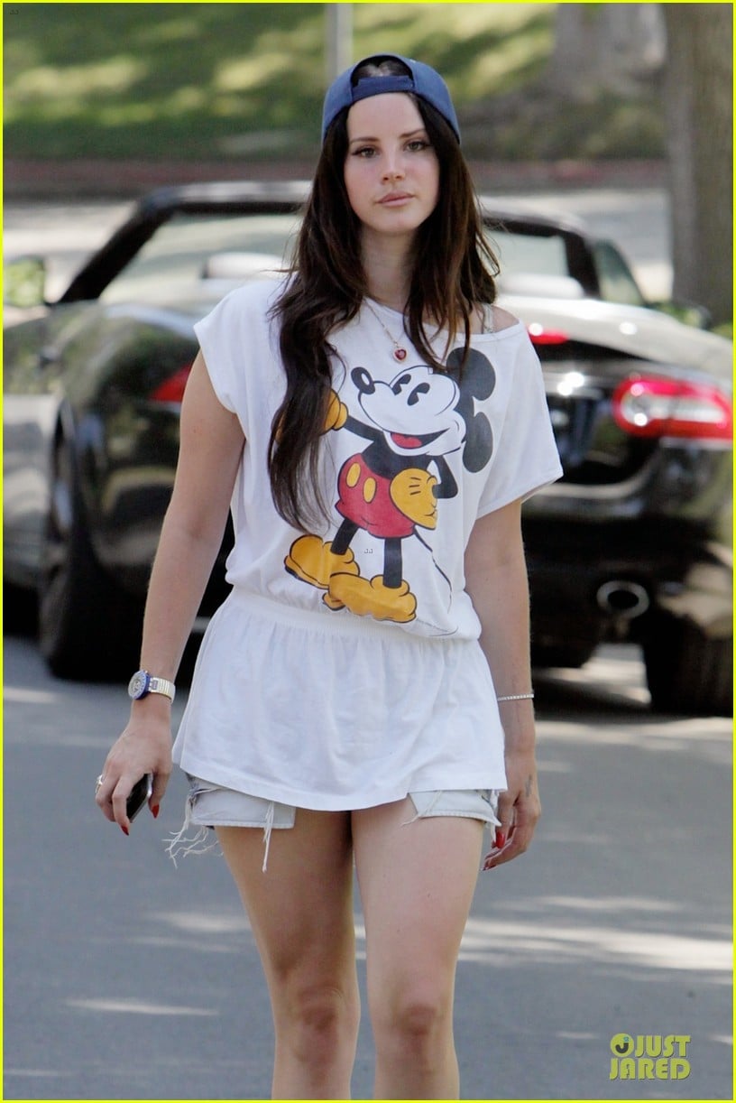 lana del rey shows inner child with mickey mouse 022929727