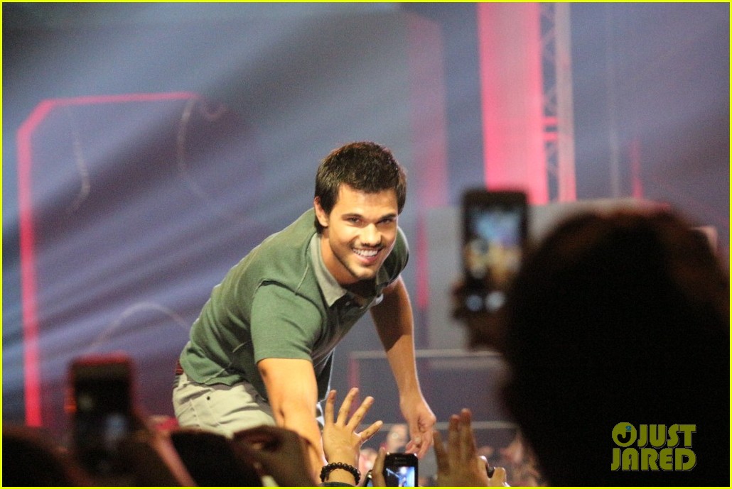 taylor lautner promotes bench clothing in the philippines 012933338