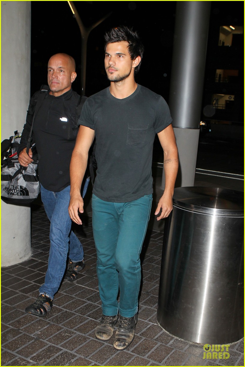 taylor lautner flies without marie avgeropoulos 062930489