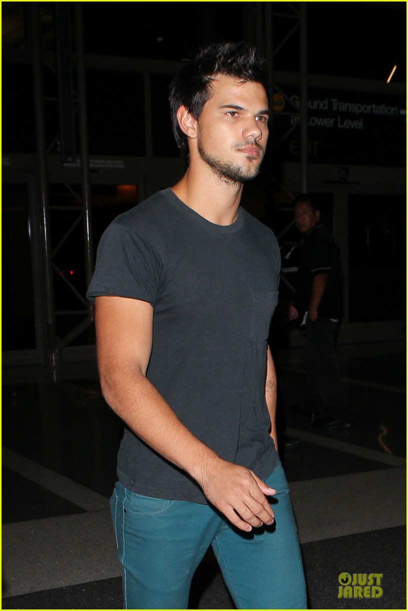 taylor lautner flies without marie avgeropoulos 072930490