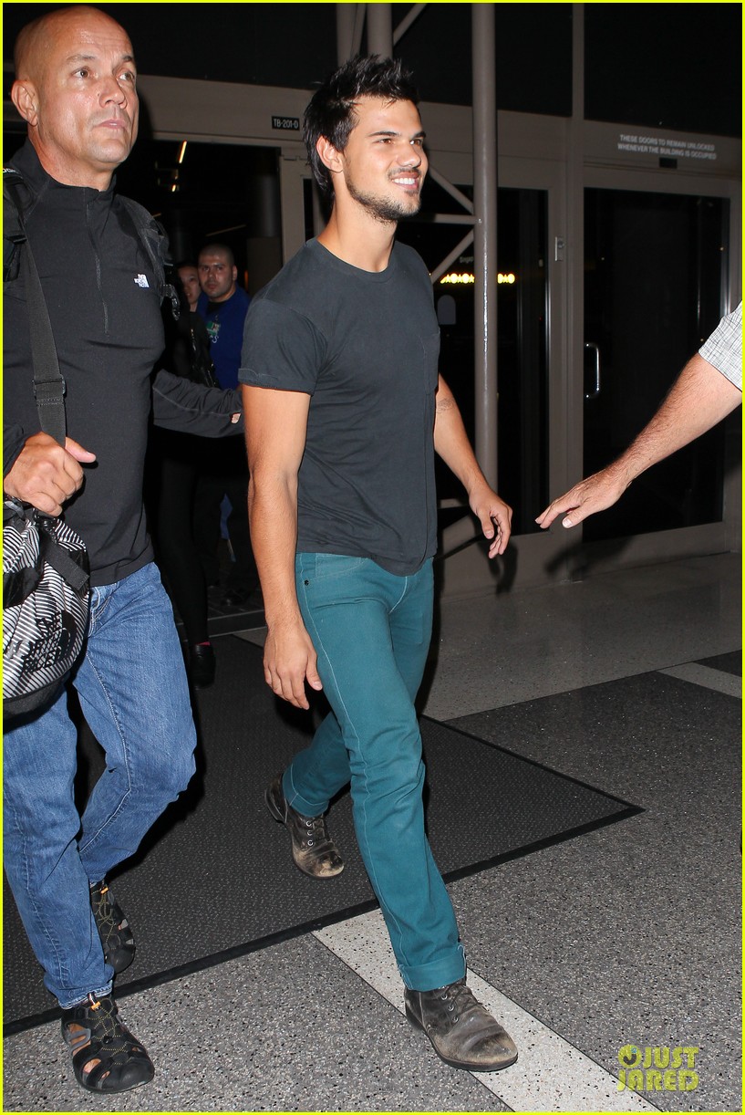 taylor lautner flies without marie avgeropoulos 132930496