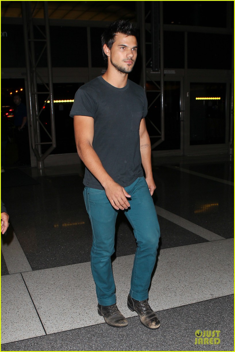 taylor lautner flies without marie avgeropoulos 16