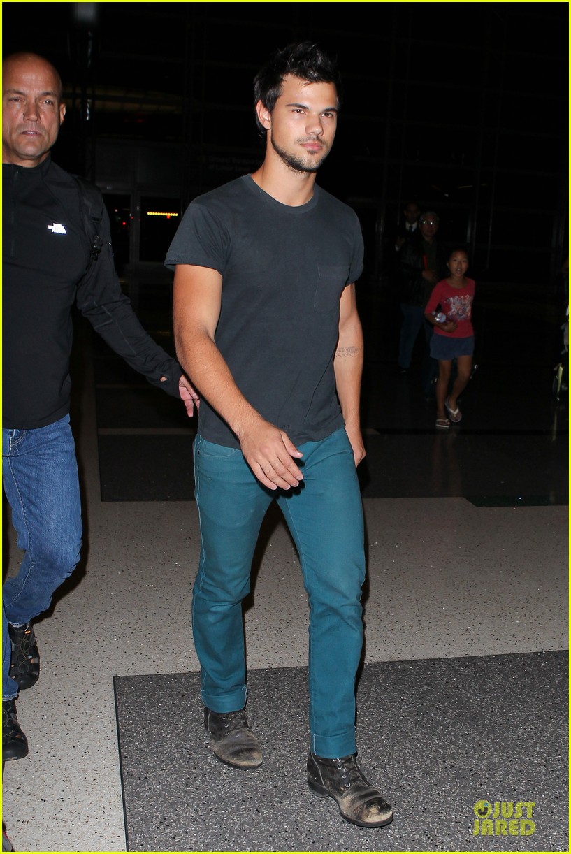 taylor lautner flies without marie avgeropoulos 212930504