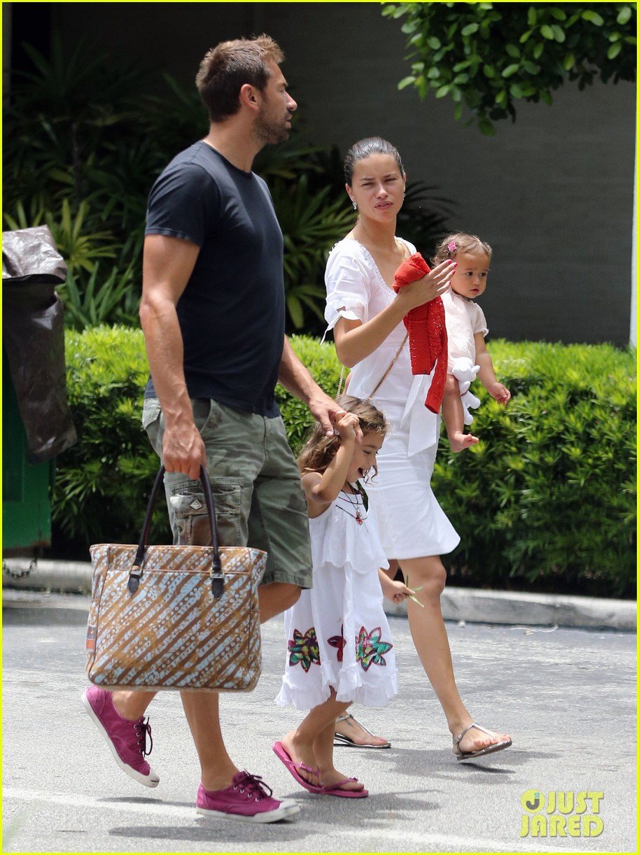 adriana lima spends relaxation day with her family 03