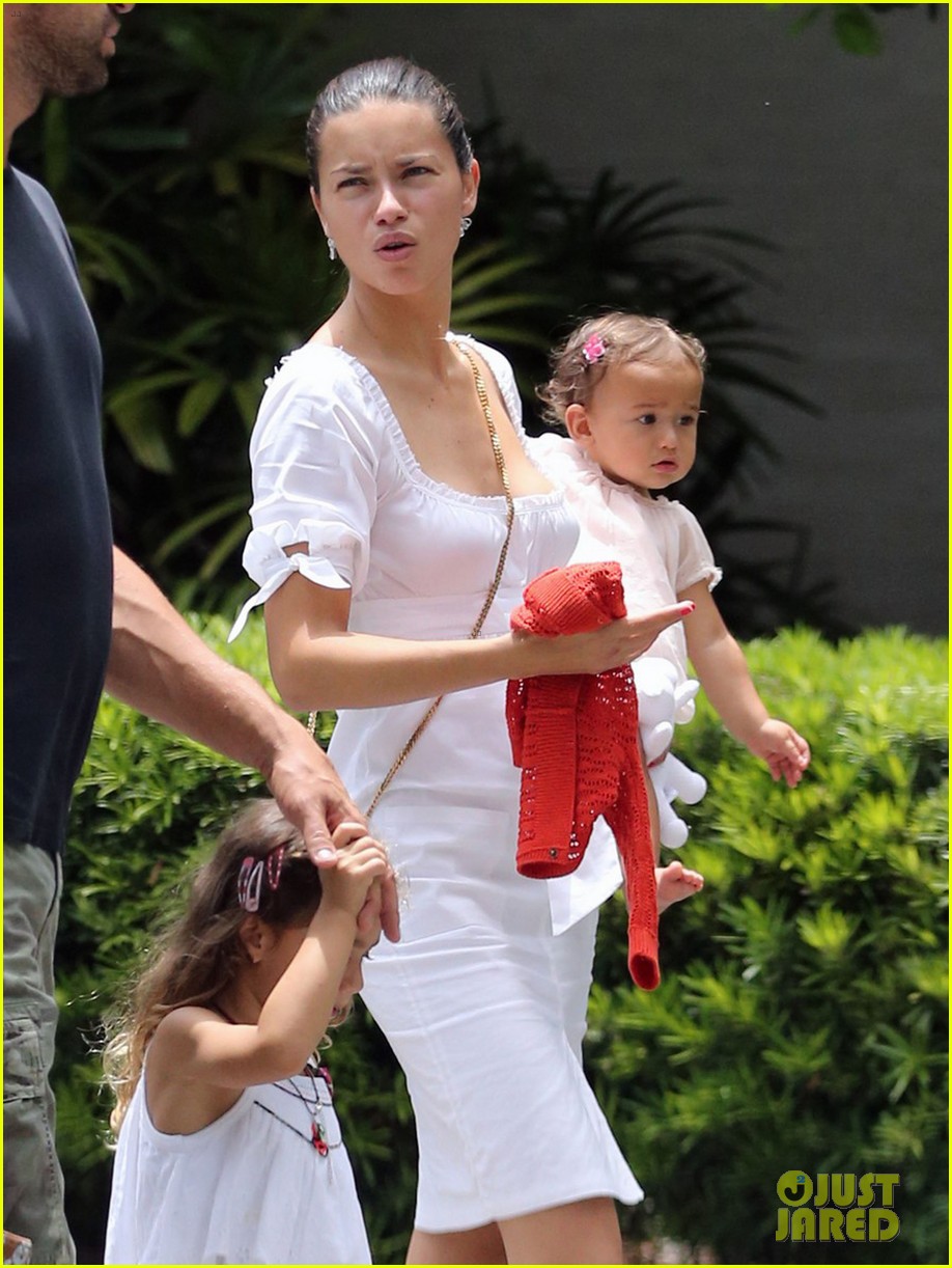 adriana lima spends relaxation day with her family 04