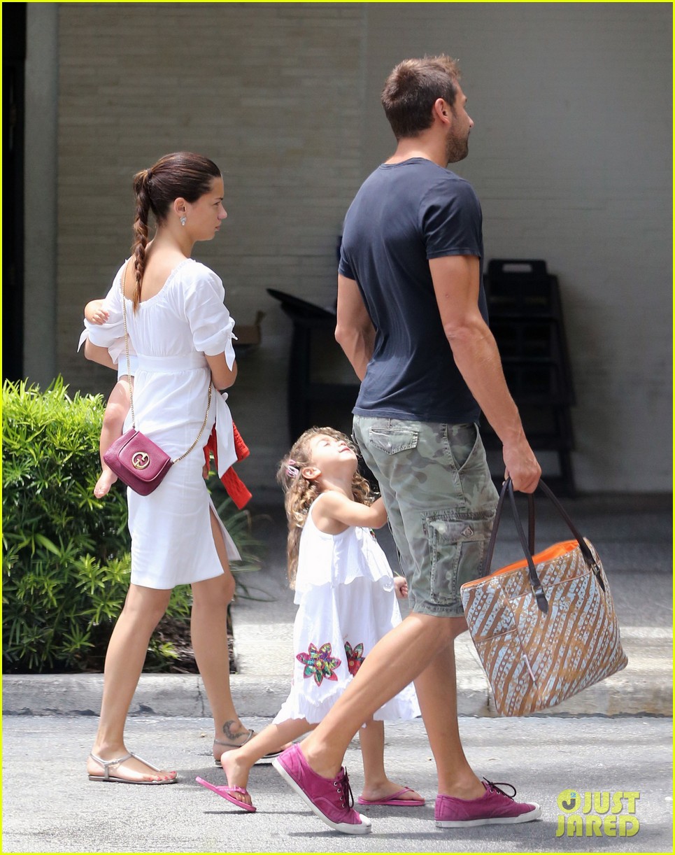 adriana lima spends relaxation day with her family 05