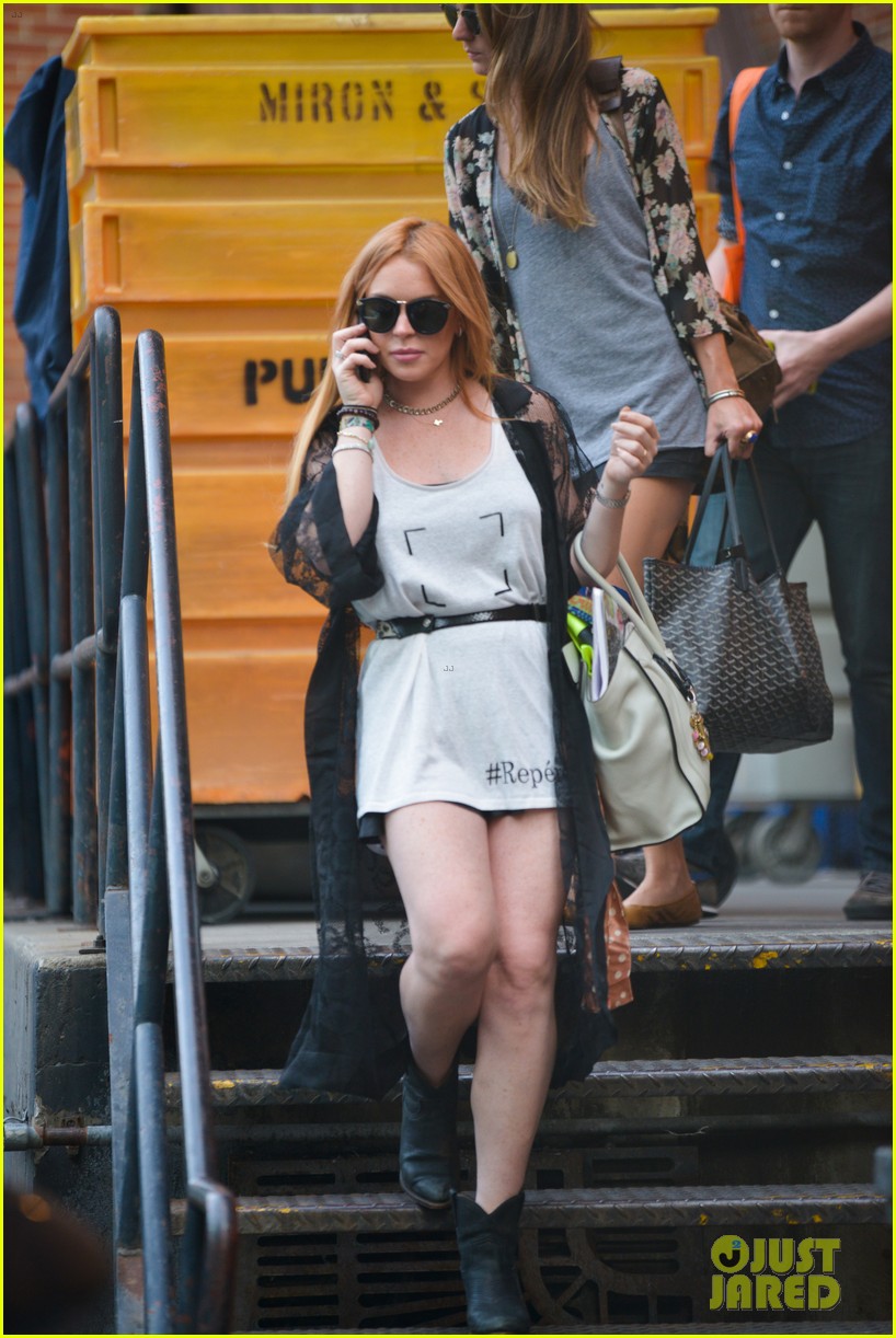 lindsay lohan gets behind the wheel in new york city 012940899