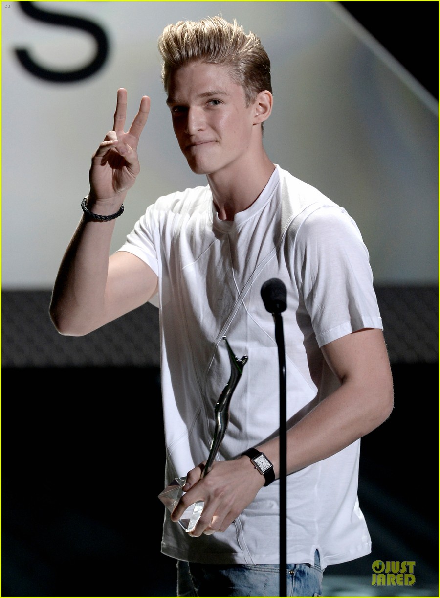 miguel cody simpson perform at young hollywood awards 04