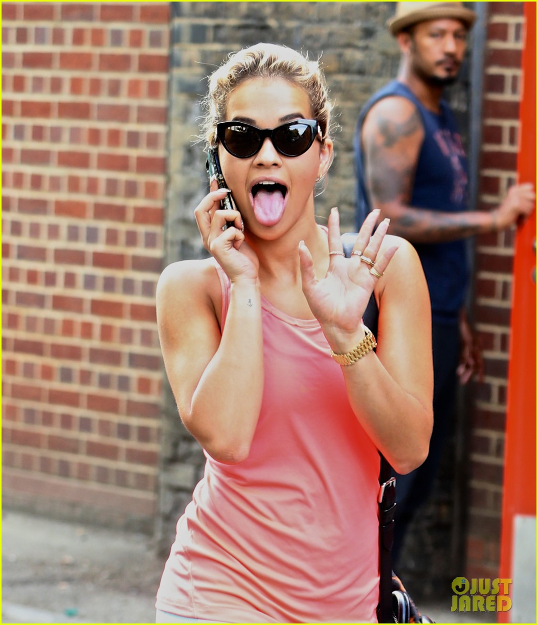 rita ora bares toned stomach after gym workout 022926070