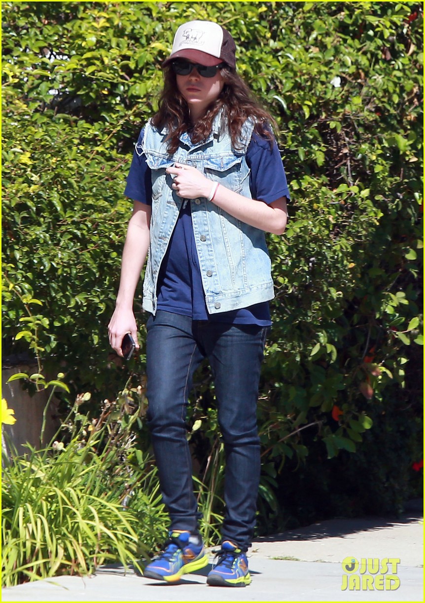 ellen page grocery shops after caution tape day 082926599