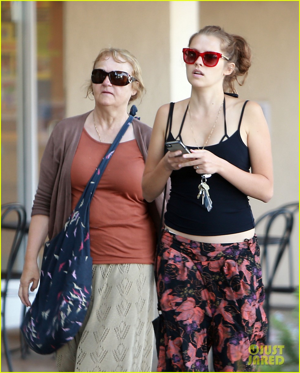 teresa palmer shows off tiny baby bump after pregnancy news 09
