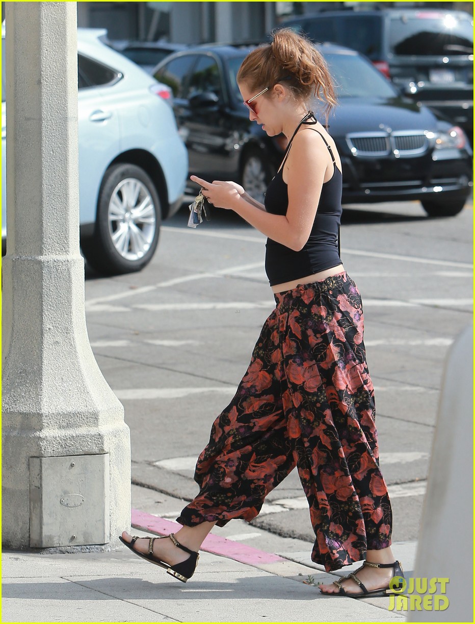 teresa palmer shows off tiny baby bump after pregnancy news 14