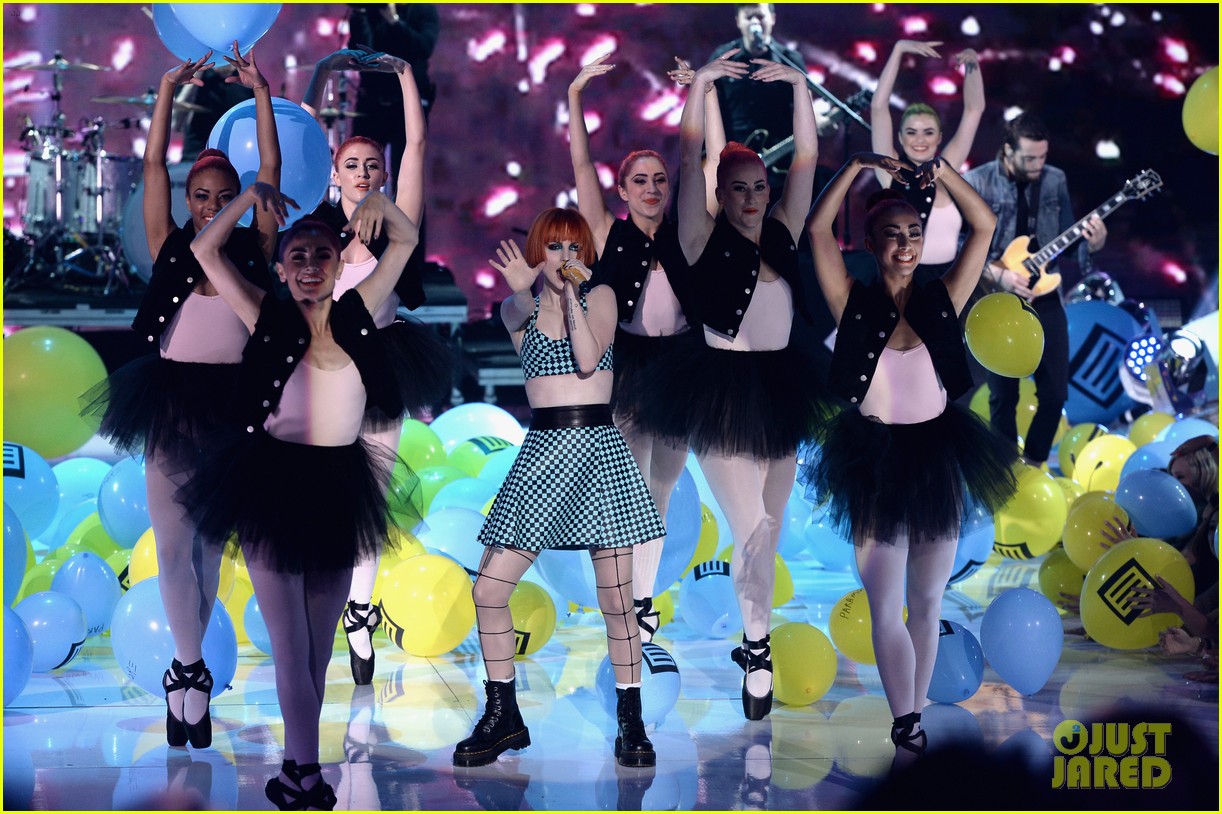 paramore performs still into you at teen choice awards 2013 042928198