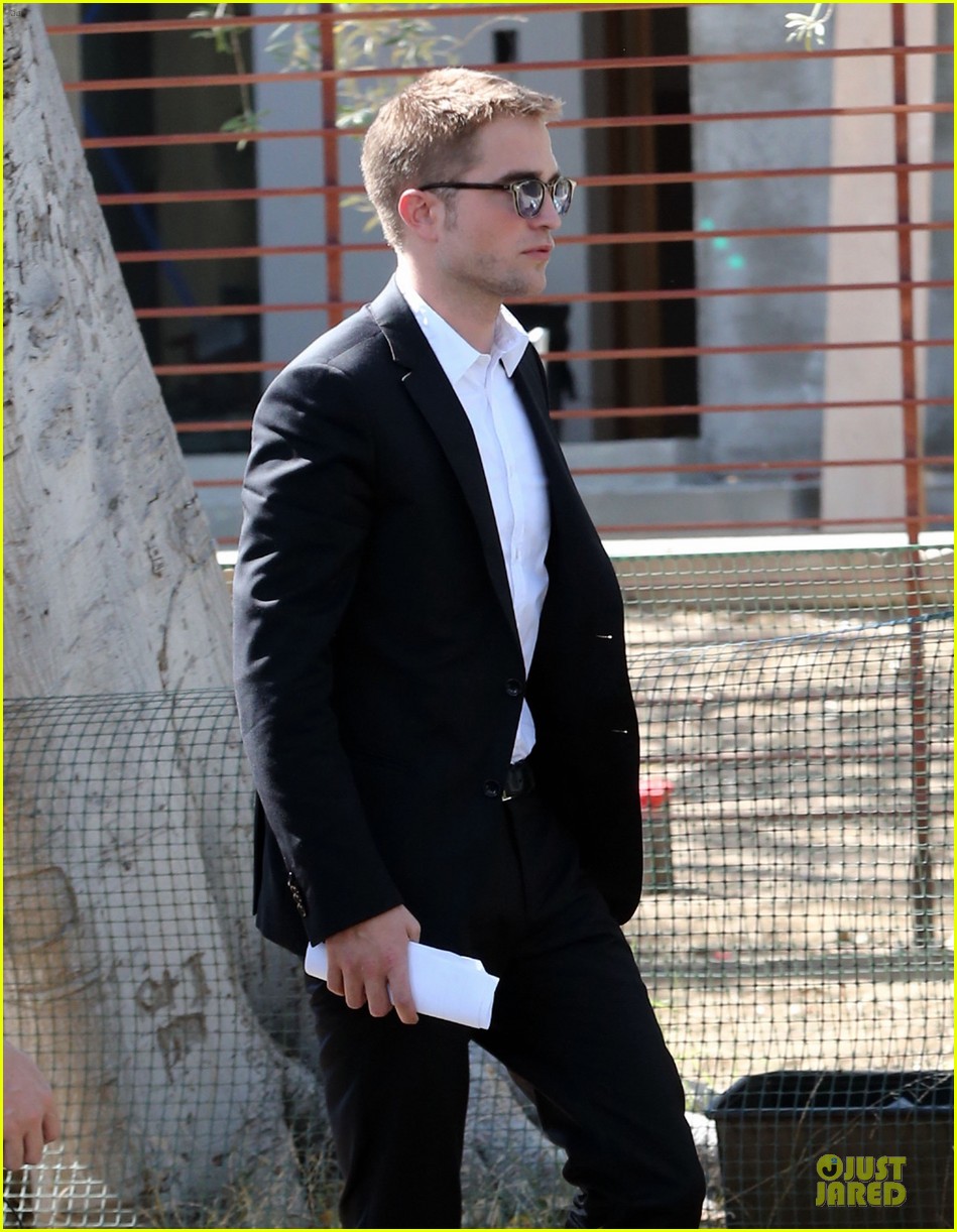 robert pattinson suits map to the stars with julianne moore 022933591