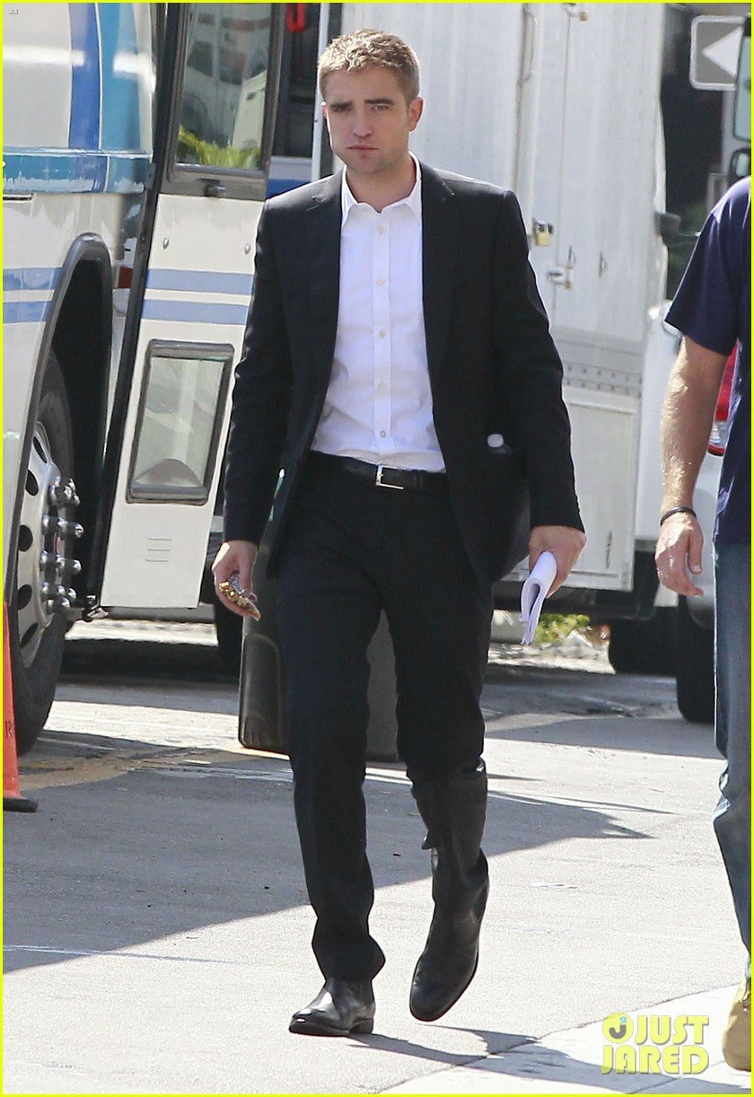 robert pattinson suits up for maps to the stars with julianne moore 36