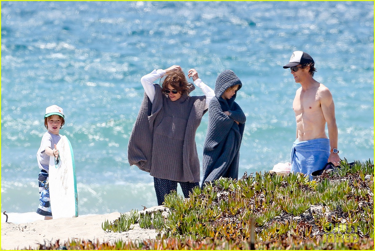 julia roberts family beach day with shirtless danny moder 202935009