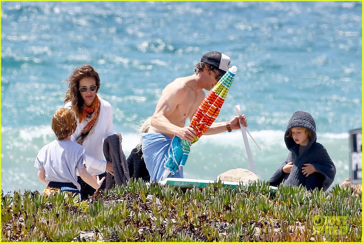 julia roberts family beach day with shirtless danny moder 29
