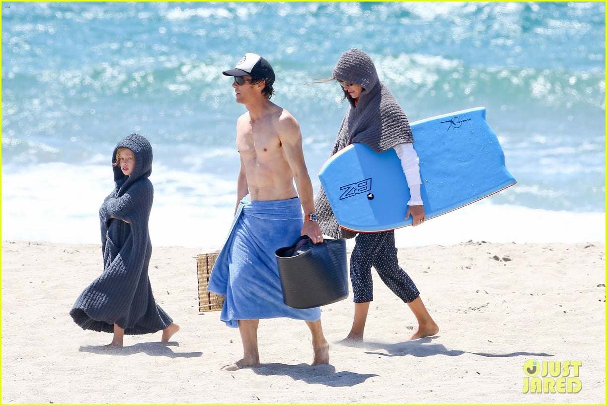 julia roberts family beach day with shirtless danny moder 352935024