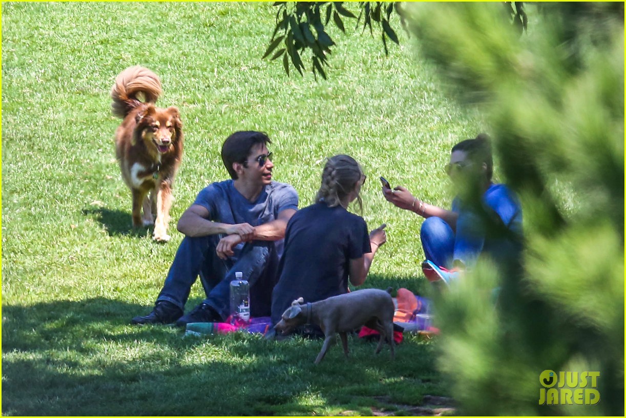 Amanda Seyfried & Justin Long Hang Out with Finn the Dog! Photo(00)