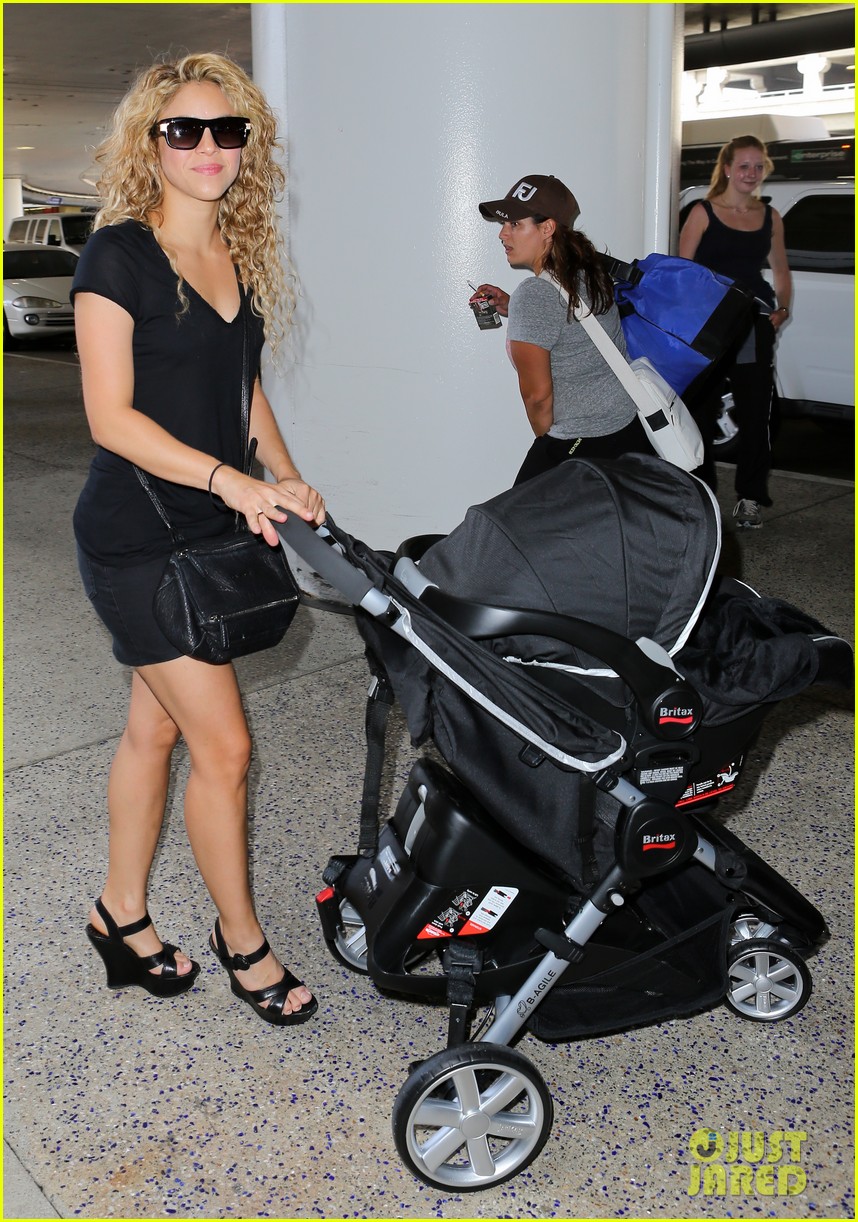 shakira milan fly from los angeles to paris 05