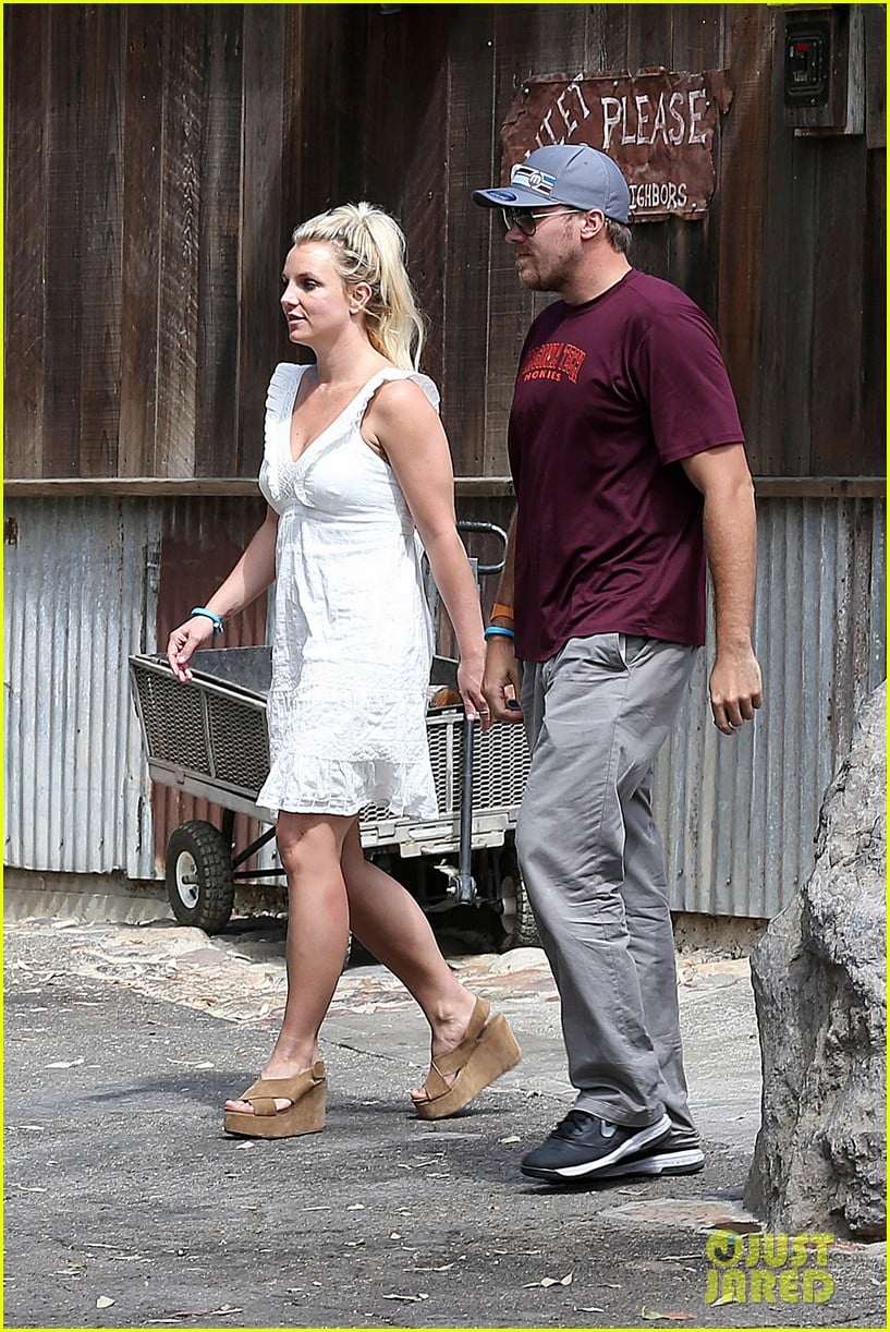 britney spears lunches with david lucado mom lynne 24