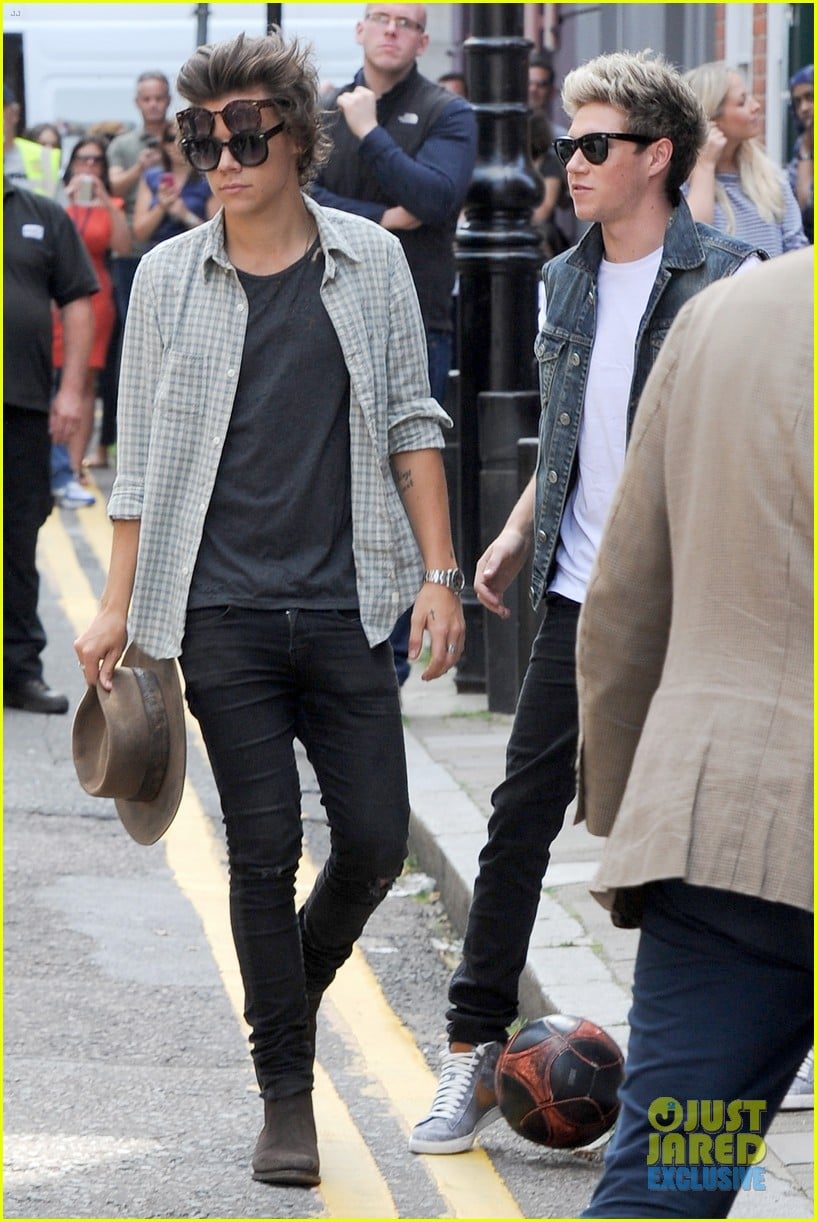 https://cdn01.justjared.com/wp-content/uploads/2013/08/styles-twopairs/harry-styles-two-pairs-of-sunglasses-for-one-direction-shoot-01.jpg