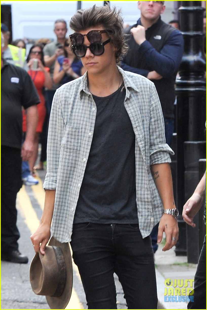 harry styles two pairs of sunglasses for one direction shoot 022940182