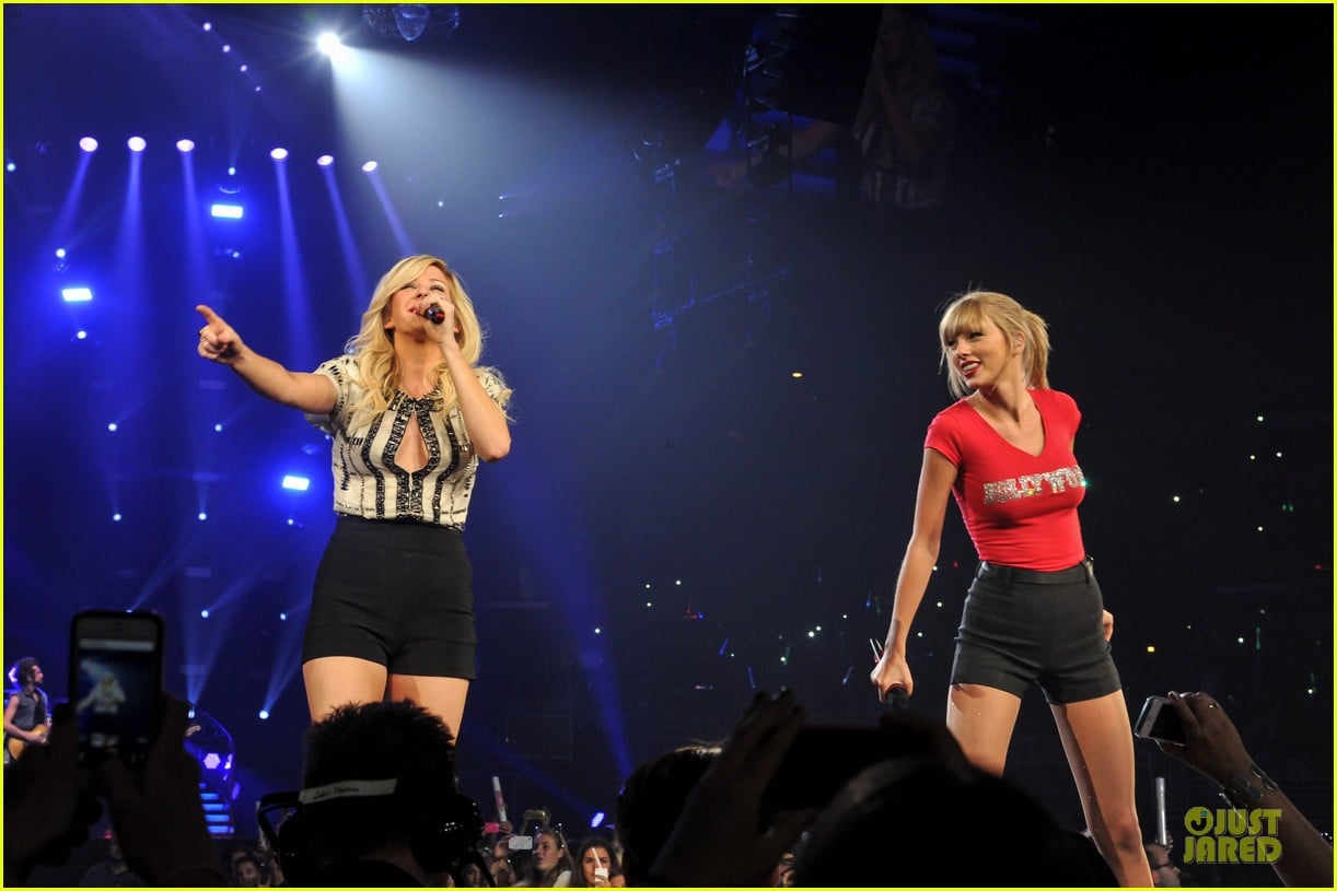 taylor swift performs anything performance with ellie goulding 03