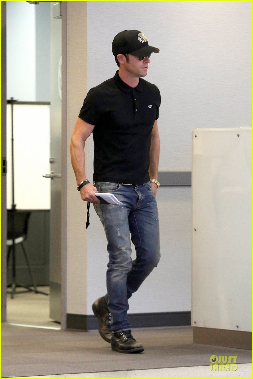 justin theroux immigration and border patrol office at lax 112939073