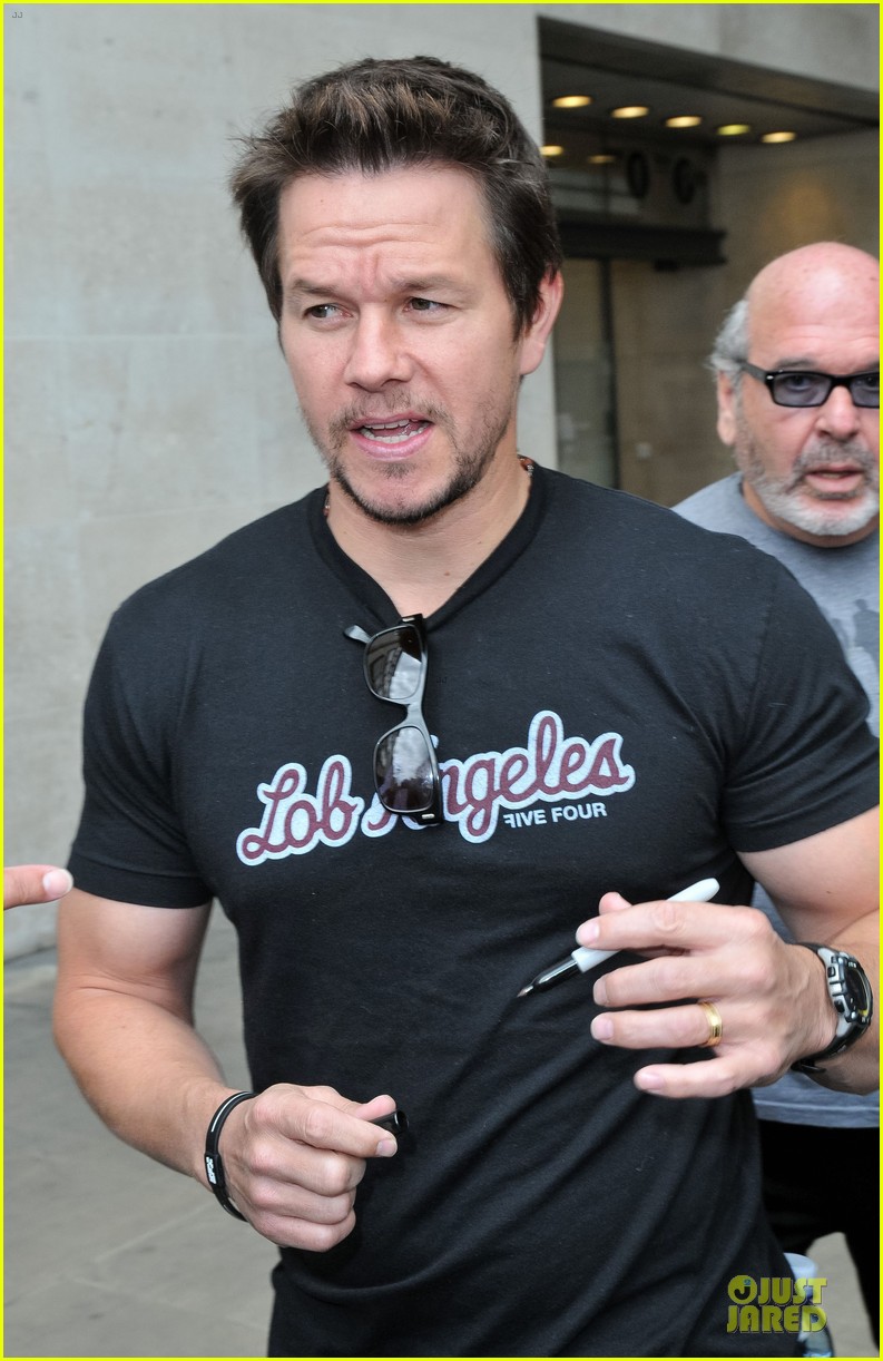 mark wahlberg gives advice for justin bieber 182925146