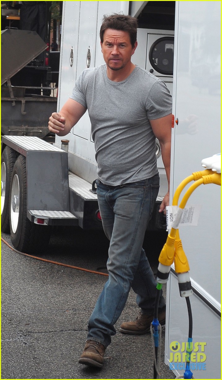 mark wahlberg flaunts big muscles on transformers 4 set 05