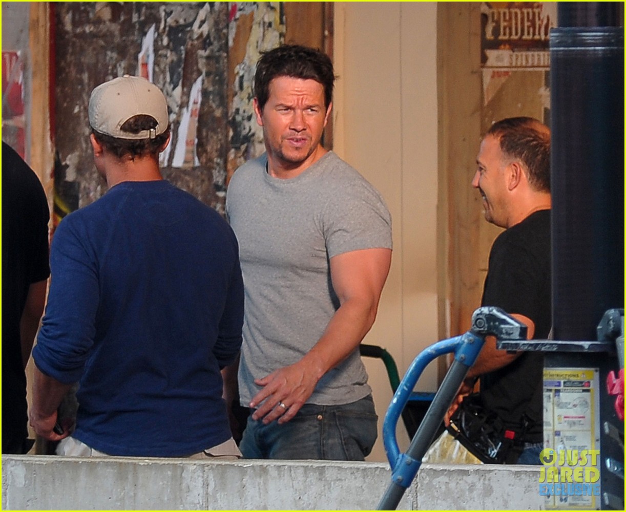 mark wahlberg flaunts big muscles on transformers 4 set 07